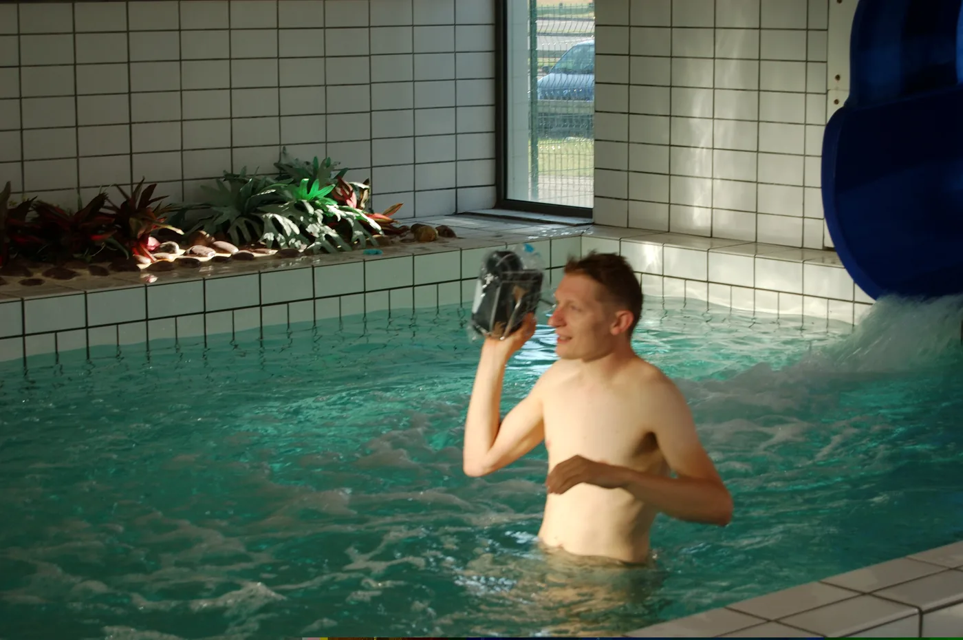 Tournage du clip Lucy (Live Saver Remix) de JEALOUSY, 2005 — scène piscine couverte, acteurs enveloppés dans des serviettes après la séquence aquatique