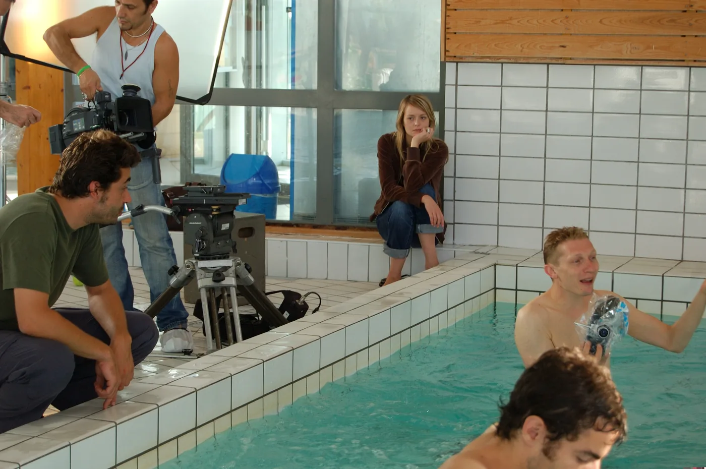 Tournage du clip Lucy (Live Saver Remix) de JEALOUSY, 2005 — acteurs du clip en extérieur, entre les prises, ciel bleu