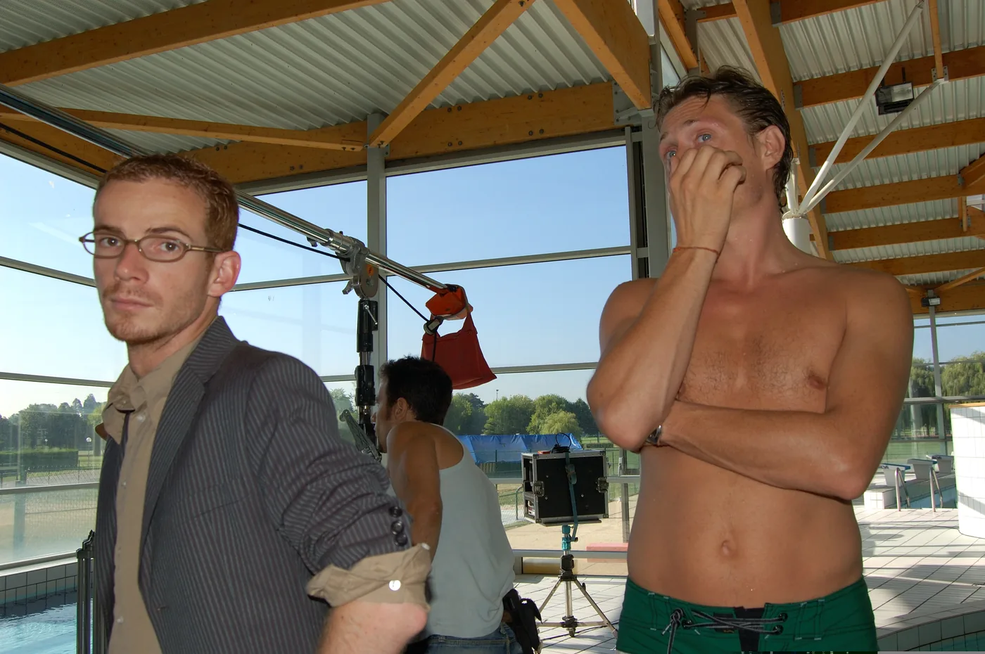 Tournage du clip Lucy (Live Saver Remix) de JEALOUSY, 2005 — acteurs en extérieur, gros plan, atmosphère détendue sur le tournage
