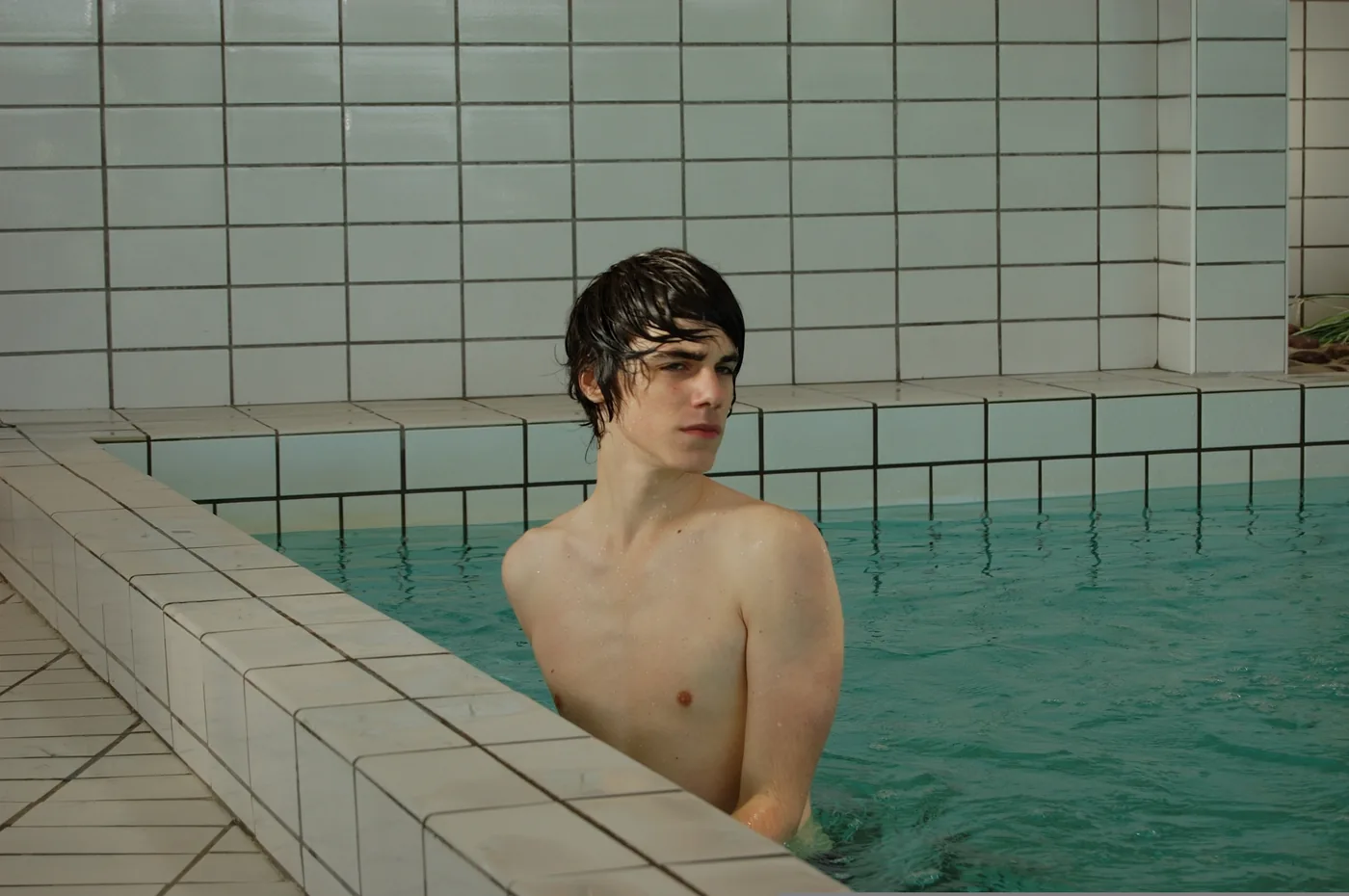 Tournage du clip Lucy (Live Saver Remix) de JEALOUSY, 2005 — tournage extérieur, acteurs au repos entre deux prises
