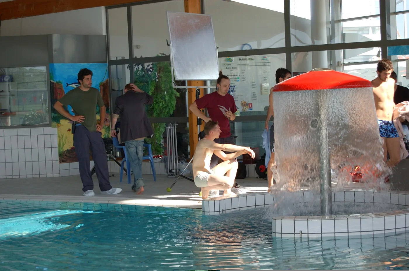 Tournage du clip Lucy (Live Saver Remix) de JEALOUSY, 2005 — acteurs sur le lieu de tournage extérieur, ciel dégagé