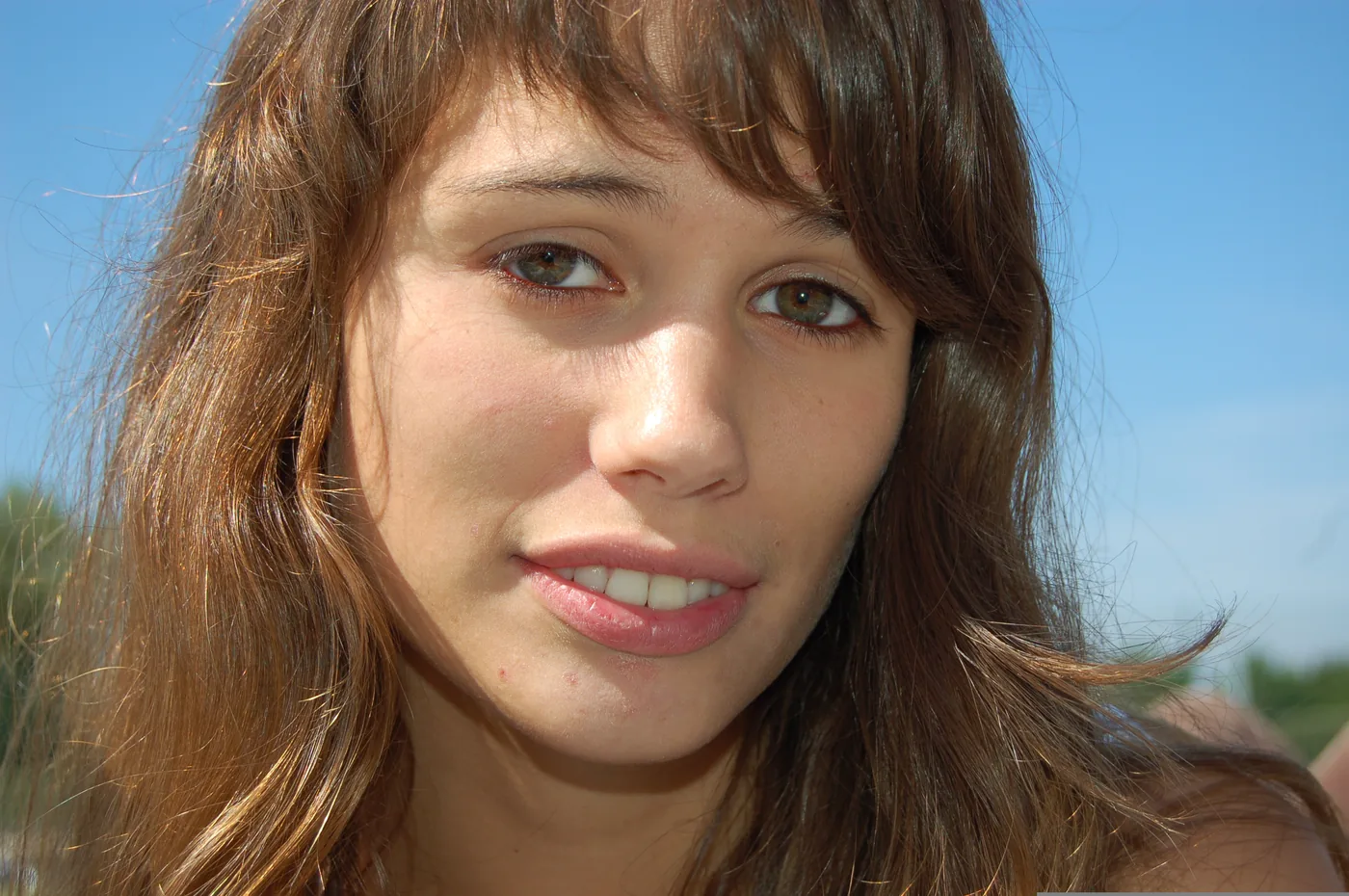Tournage du clip Lucy (Live Saver Remix) de JEALOUSY, 2005 — gros plan actrice du clip Lucy JEALOUSY en extérieur, sourire