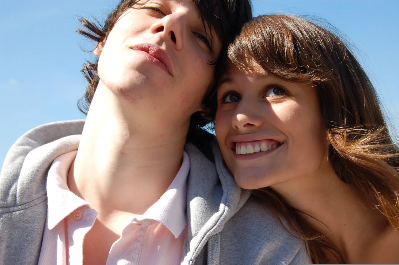 Tournage du clip Lucy (Live Saver Remix) de JEALOUSY, 2005 — actrice clip Lucy JEALOUSY 2005, regard caméra, ciel bleu