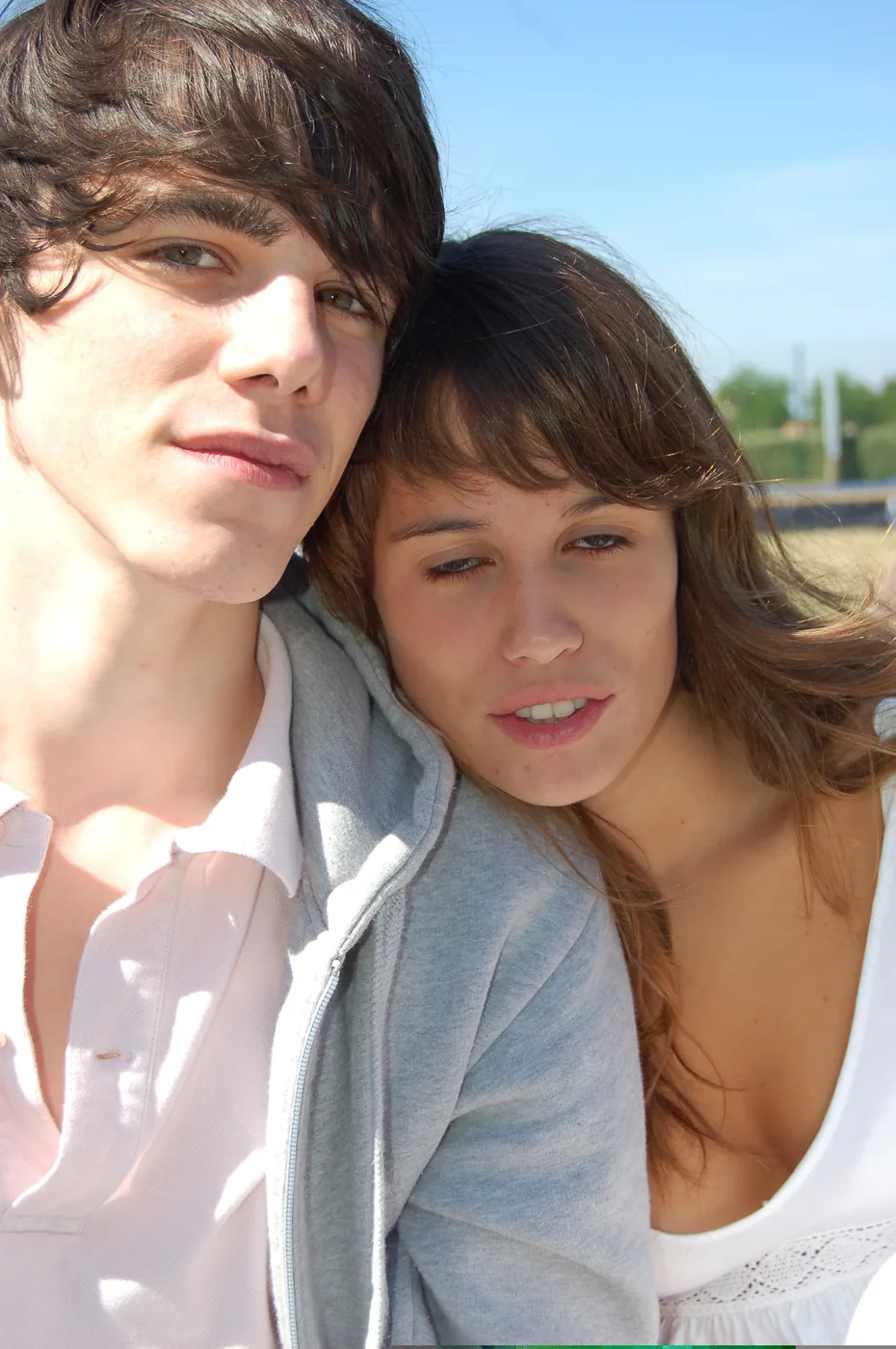 Tournage du clip Lucy (Live Saver Remix) de JEALOUSY, 2005 — acteur clip Lucy JEALOUSY, portrait vertical en extérieur, sweat gris