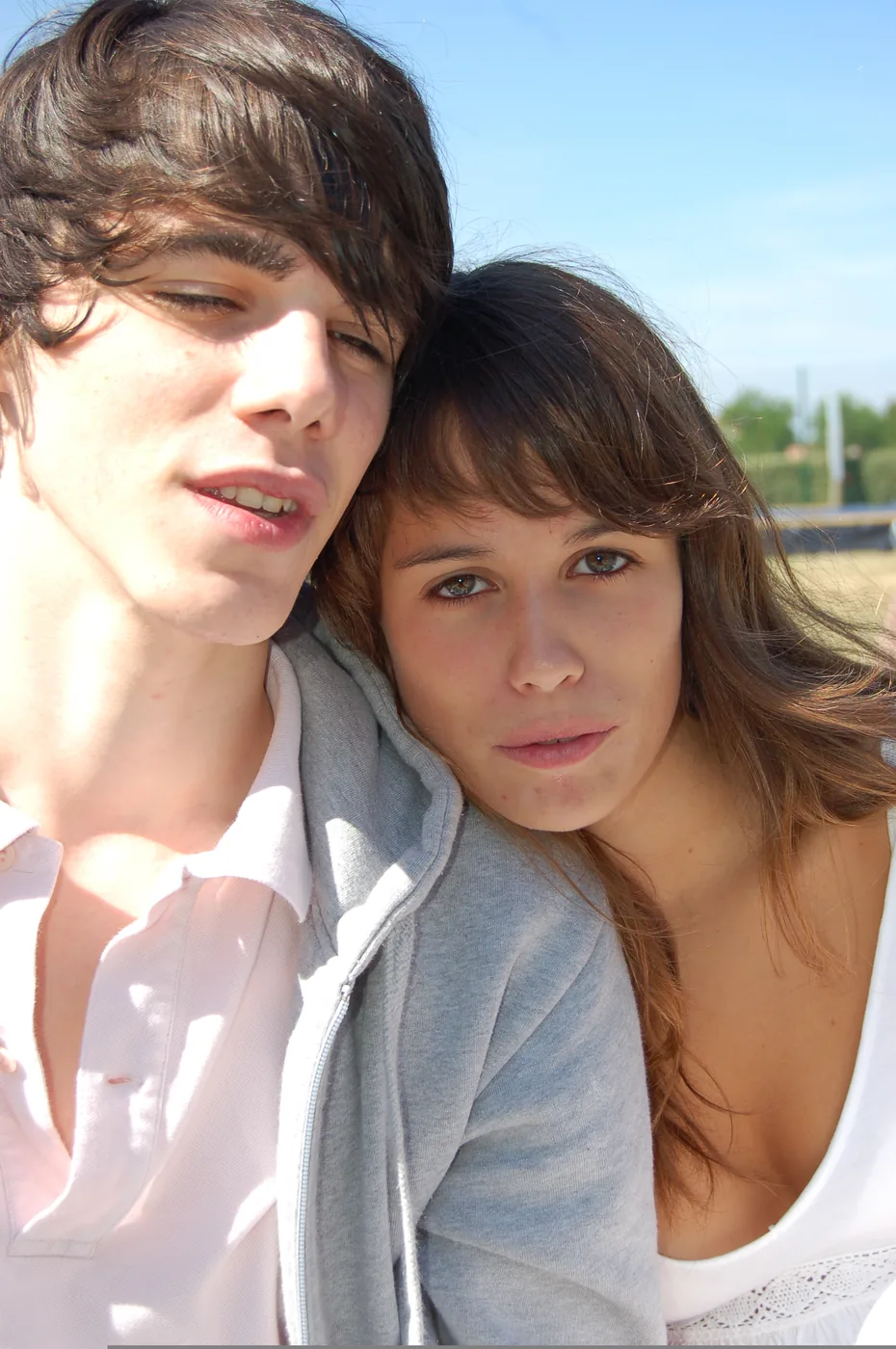 Tournage du clip Lucy (Live Saver Remix) de JEALOUSY, 2005 — portrait vertical actrice clip Lucy JEALOUSY, pose devant bâtiment blanc