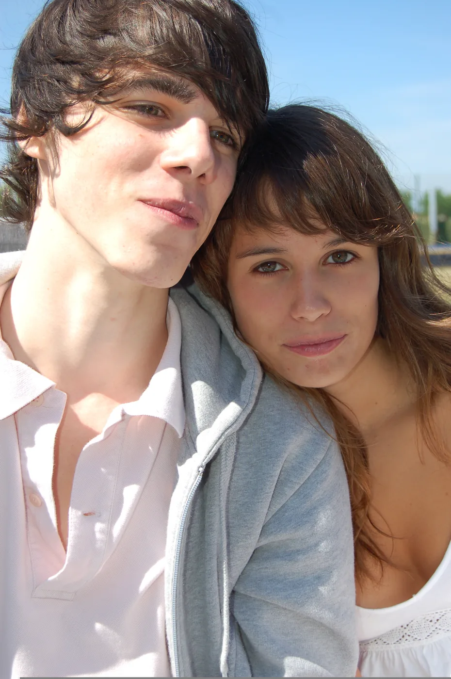 Tournage du clip Lucy (Live Saver Remix) de JEALOUSY, 2005 — portrait vertical actrice clip Lucy JEALOUSY, décor architectural blanc