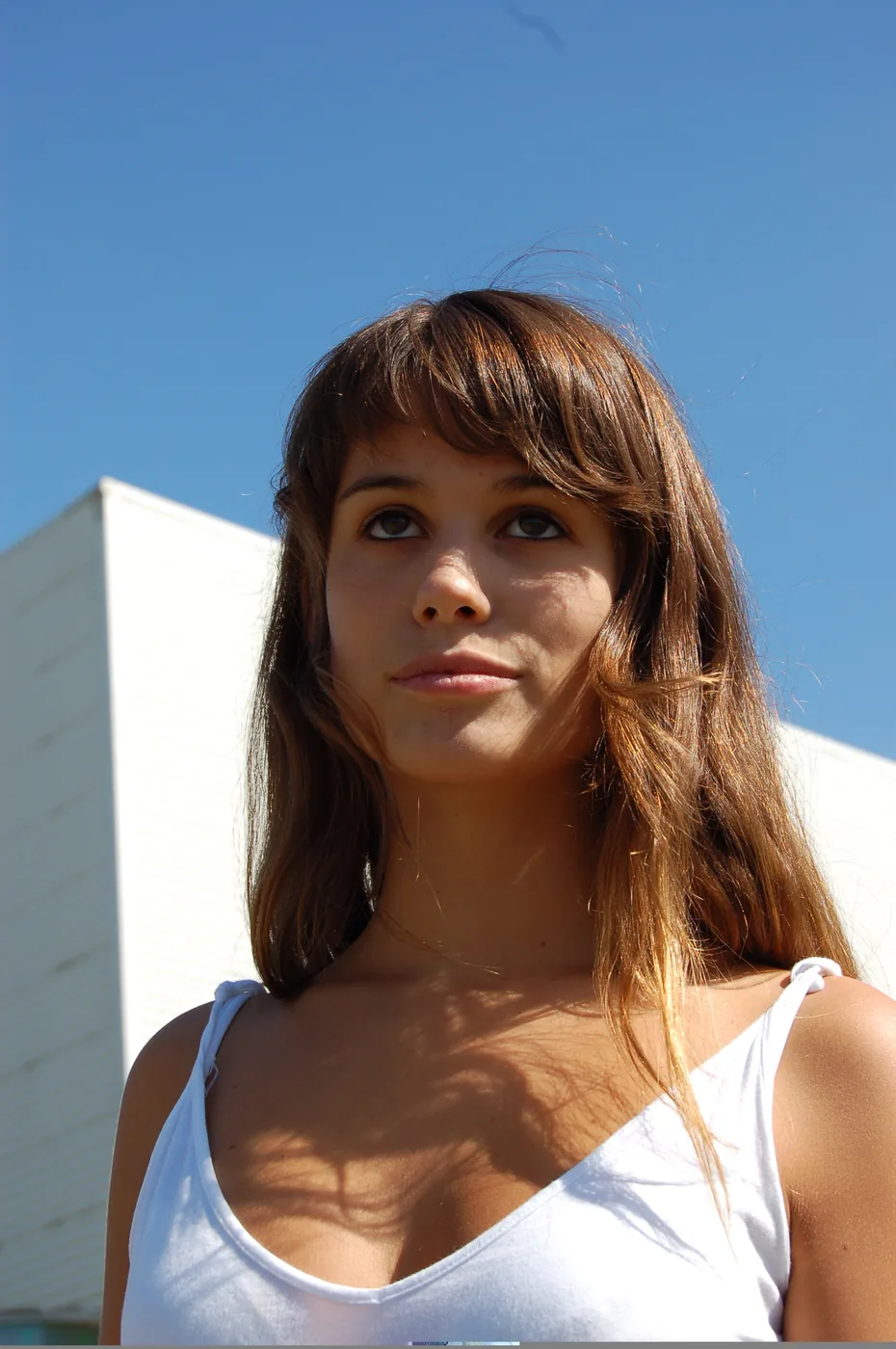 Tournage du clip Lucy (Live Saver Remix) de JEALOUSY, 2005 — portrait vertical actrice posant, clip Lucy JEALOUSY Live Saver Records