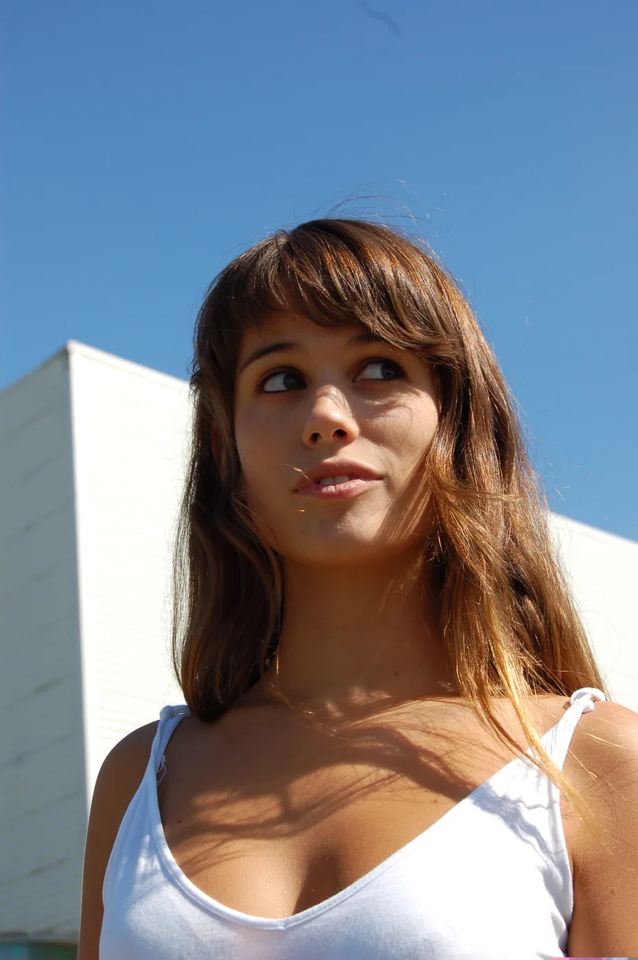 Tournage du clip Lucy (Live Saver Remix) de JEALOUSY, 2005 — acteurs clip Lucy JEALOUSY se faisant face, scène comique en extérieur