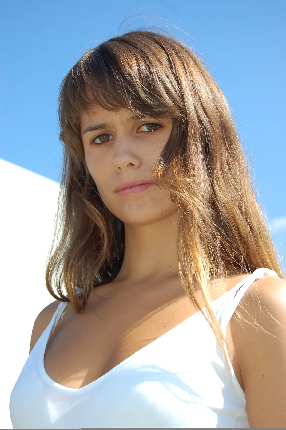 Tournage du clip Lucy (Live Saver Remix) de JEALOUSY, 2005 — portrait vertical acteur clip Lucy JEALOUSY, sweat gris, ciel bleu